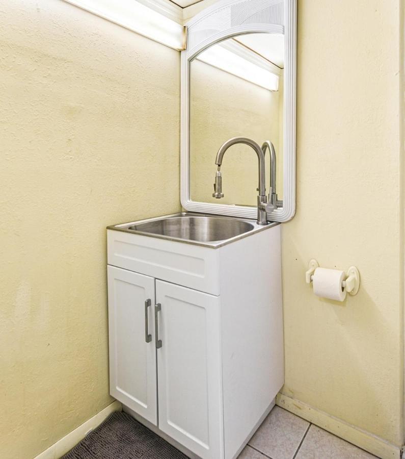 Private Hallandale Beach Studio Wbath Walking Distance To The Beach Pool Free Parking Exterior foto
